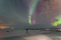 Jolie aurore boréale, rapide et dansante, sur la coline de Nuorgam (Finlande)