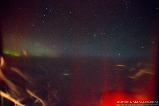 Petite aurore boréale légèrement visible depuis notre vol Stockholm > Kiruna