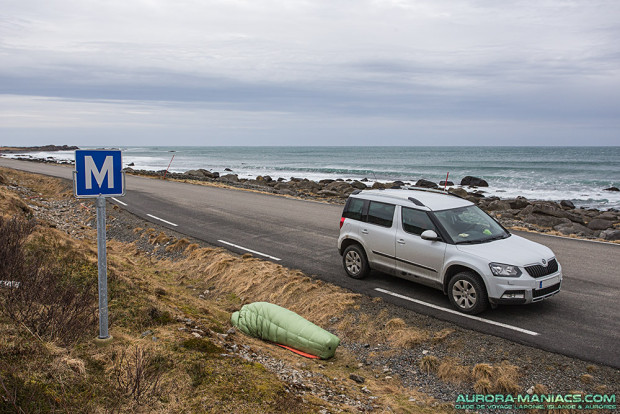 Au bord d'une route déserte sans trafic (autrement c'est dangereux) - Iles Lofoten - Coord. GPS 68.3442971, 13.9369326