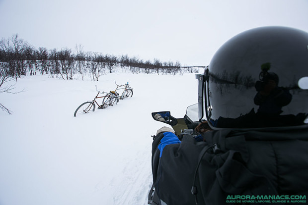 Perdus au bord d'une piste pour motoneiges, des vélos... ?!