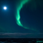 Aurore boréale sous la lune, en Finlande