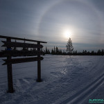 Cercle parhélique - halo créé par la réflexion des rayons du soleil sur et dans les cristaux de glace présent dans l'atmosphère.