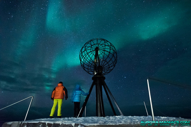 Nous, sous les aurores boréales à Cap Nord