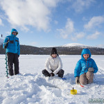 Pêche sur glace sur un lac Finlandais