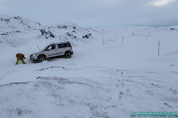 Voiture plantée dans la neige