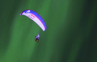 VIDEO - Horacio Llorens vole en parapente sous une aurore boréale