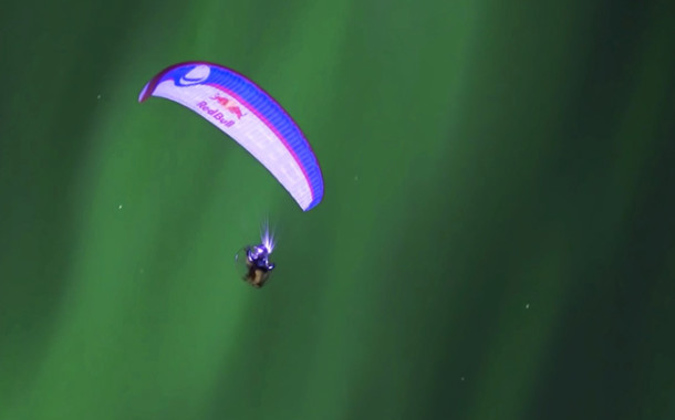 VIDEO - Horacio Llorens vole en parapente sous une aurore boréale